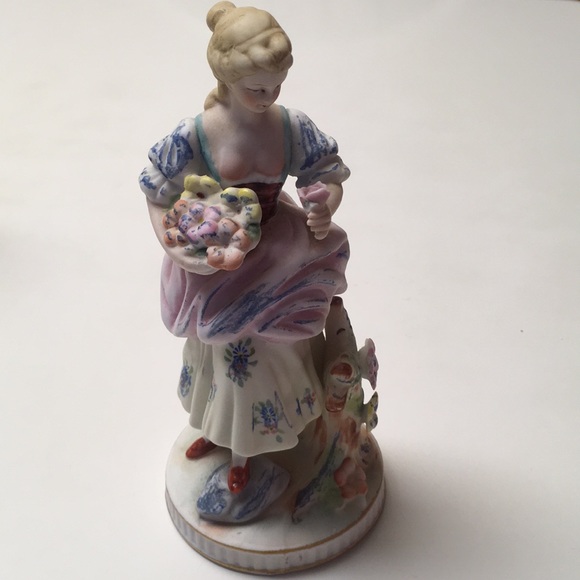 Two vintage hand-painted porcelain figurines. - Picture 3 of 12